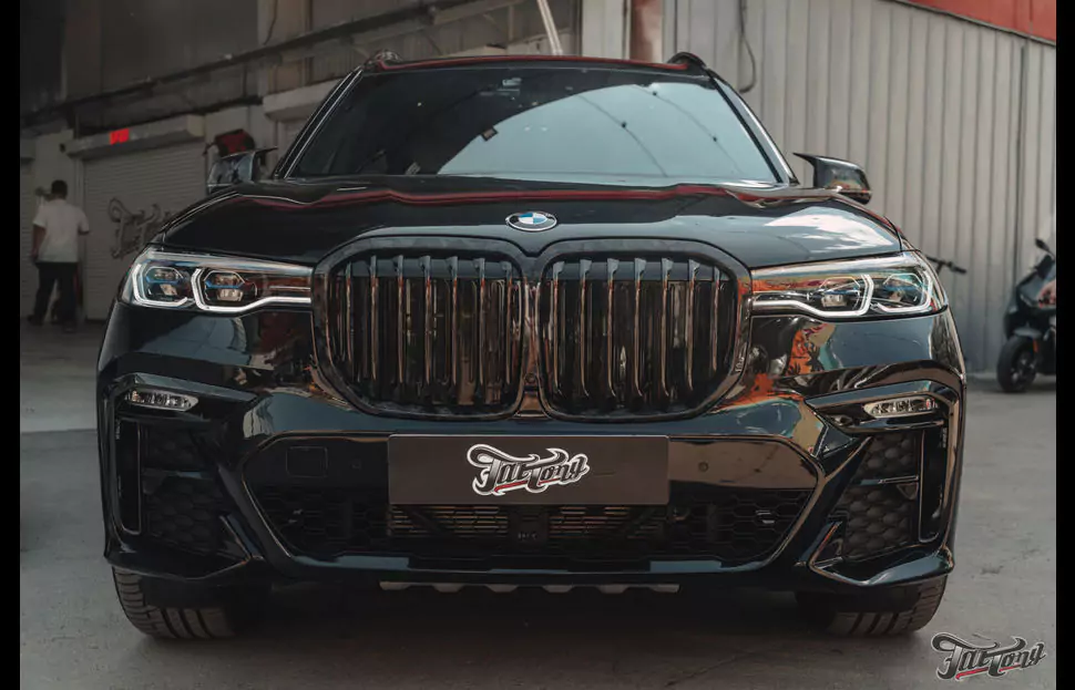 BMW X7. Карбон на решетке радиатора и зеркалах