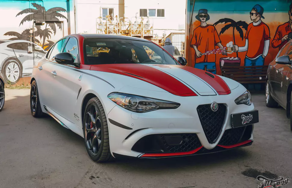 Alfa Romeo Giulia. Цветные ремни безопасности