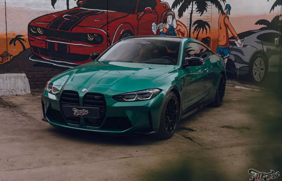 BMW M4. Оклейка задней части кузова глянцевым полиуретаном