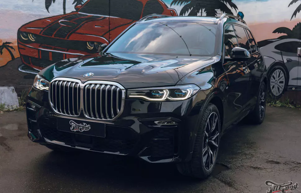 BMW X7. Оклейка кузова в глянцевый полиуретан