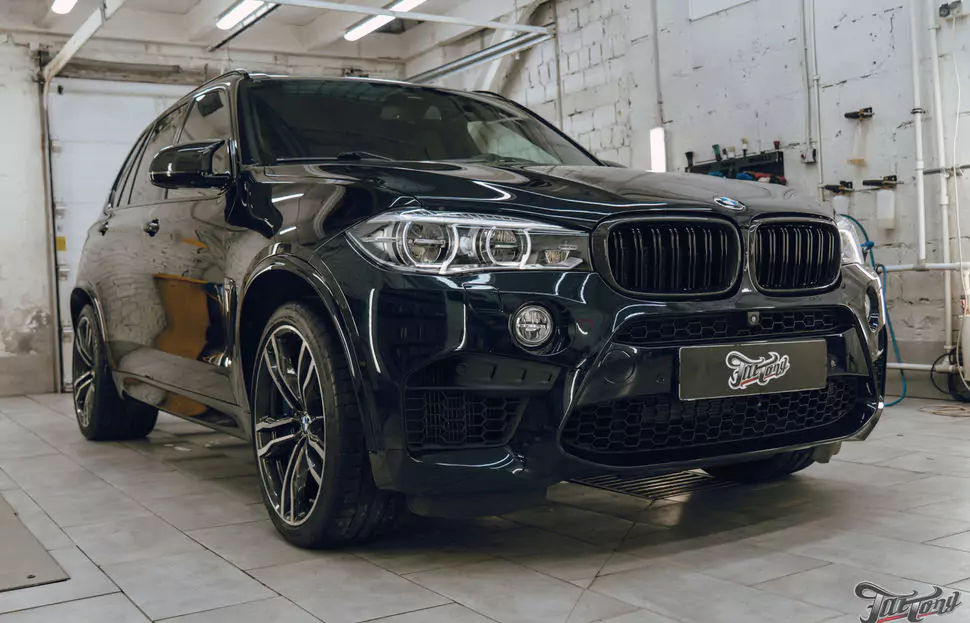 BMW X5M. Полировка и керамика кузова. Удаление вмятин без окраса. Антидождь. Защита фар. Мойка подкапотного пространства. Детейлинг салона