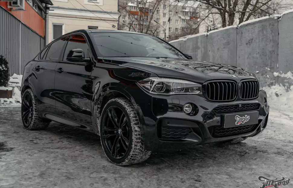 BMW X6. Перетяжка потолка в алькантару. Установка дополнительных сеток в бампер