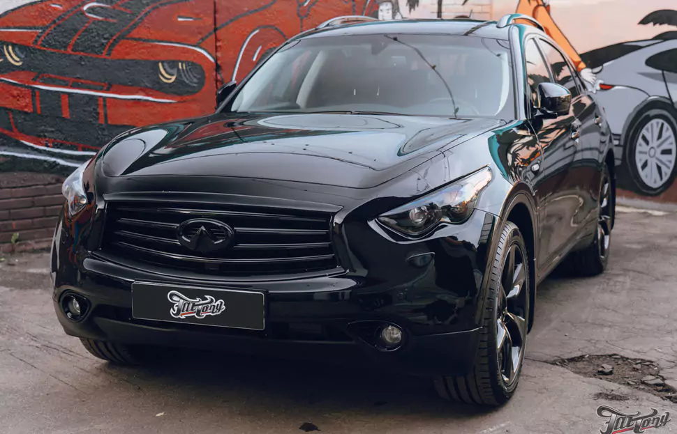 Infiniti QX70. Полировка кузова+керамика. Мойка подкапотного пространства. Химчистка салона. Окрас дисков