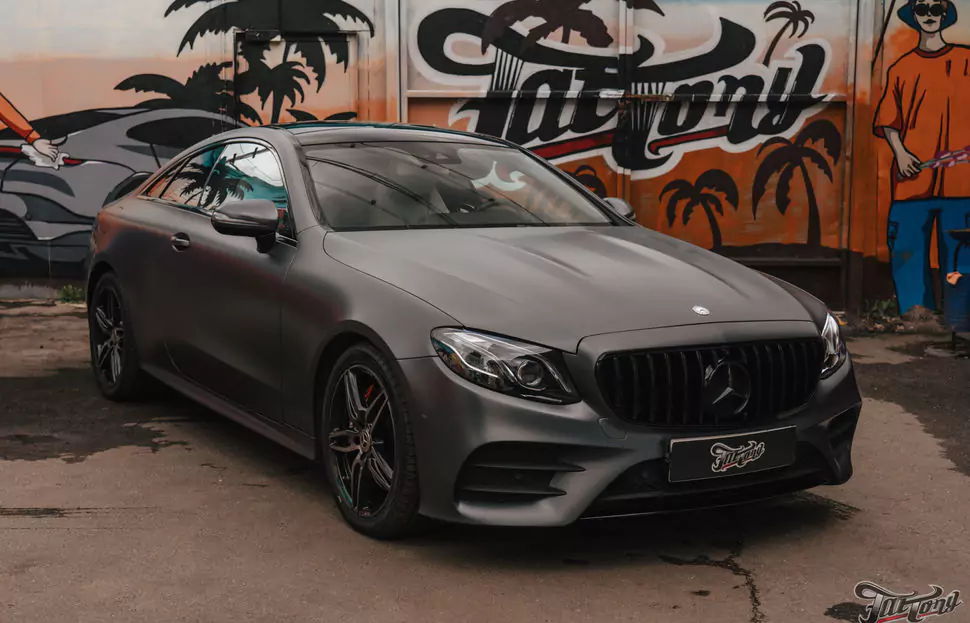 Mercedes E400 Coupe. Часть 3. Оклейка в серый сатин. Полный антихром. Окрас дисков и суппортов. Детейлинг