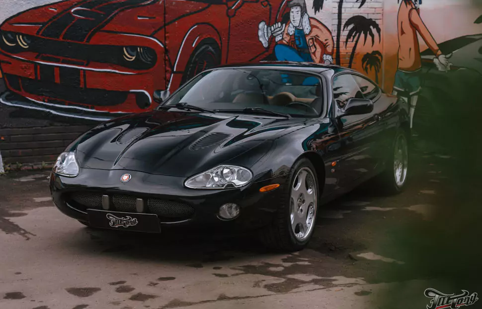 Jaguar XKR. Пошив чехла для гаражного хранения. Перетяжка потолка в алькантару
