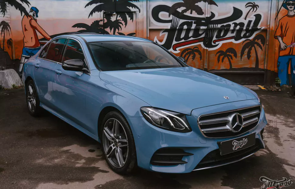 Mercedes E200. Оклейка в голубой винил от TeckWrap