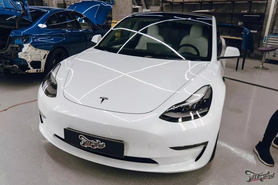 Tesla Model 3. Оклейка зон риска. Чистка кожи и покрытие керамикой