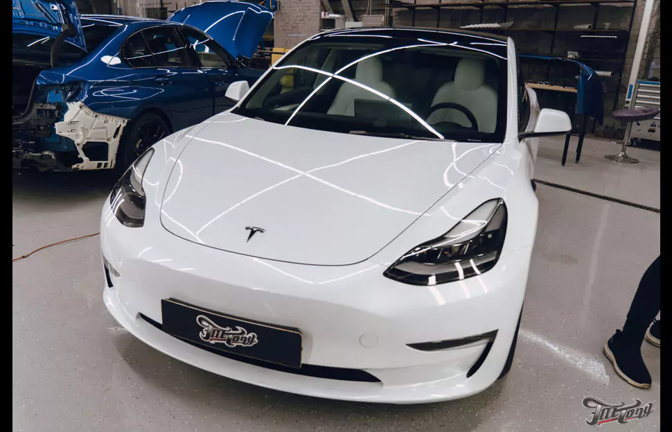 Tesla Model 3. Оклейка зон риска. Чистка кожи и покрытие керамикой