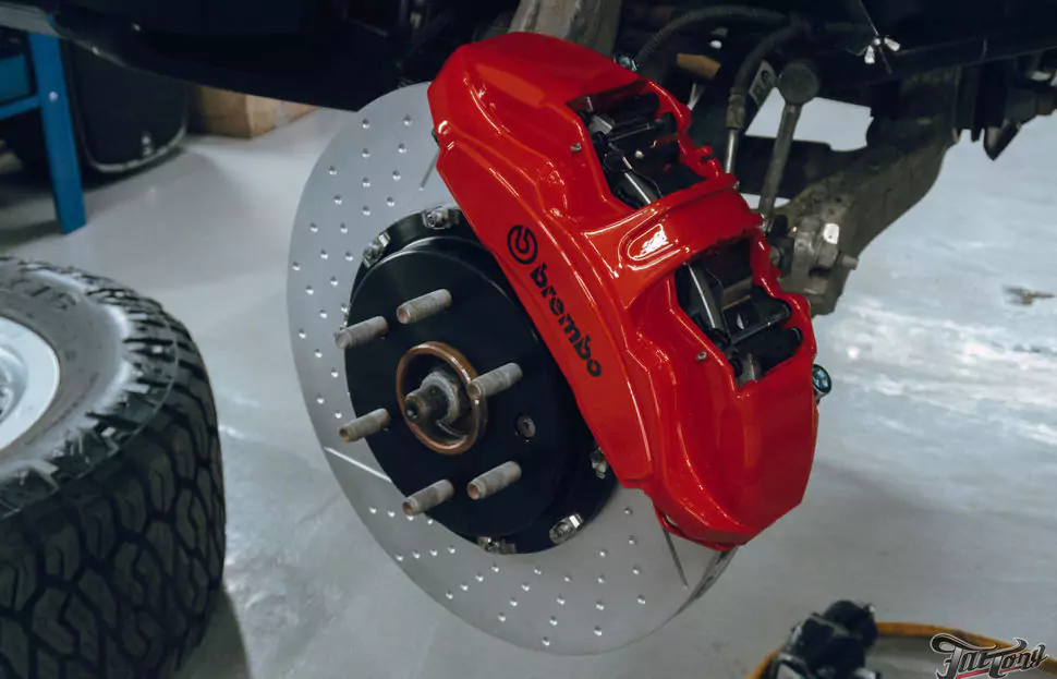 RAM TRX. Установка тормозной системы Brembo