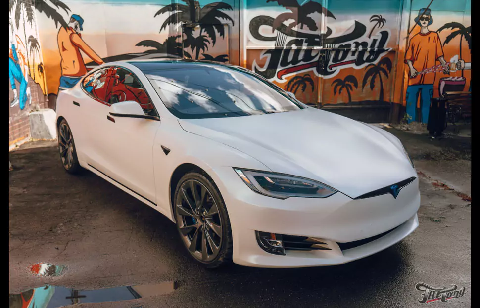 Tesla Model S для Wylsacom. Часть 2. Оклейка винилом. Окрас суппортов. Антихром. Доводчики. Детейлинг