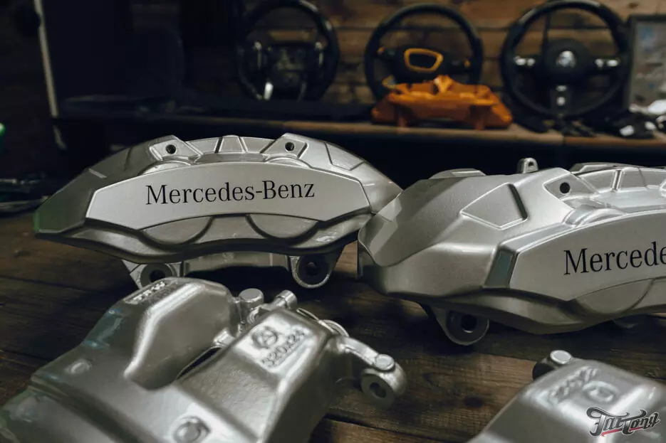 Окрасили суппорта для Mercedes в серебристый цвет