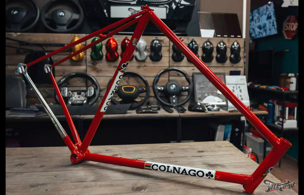 Окрас рамы и нанесение эмблем на велосипед Colnago
