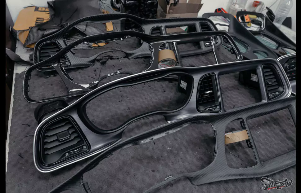 Что делать, если на на Dodge Challenger алюминиевая панель отходит от пластика? Решение и виды карбона в Fat Tony