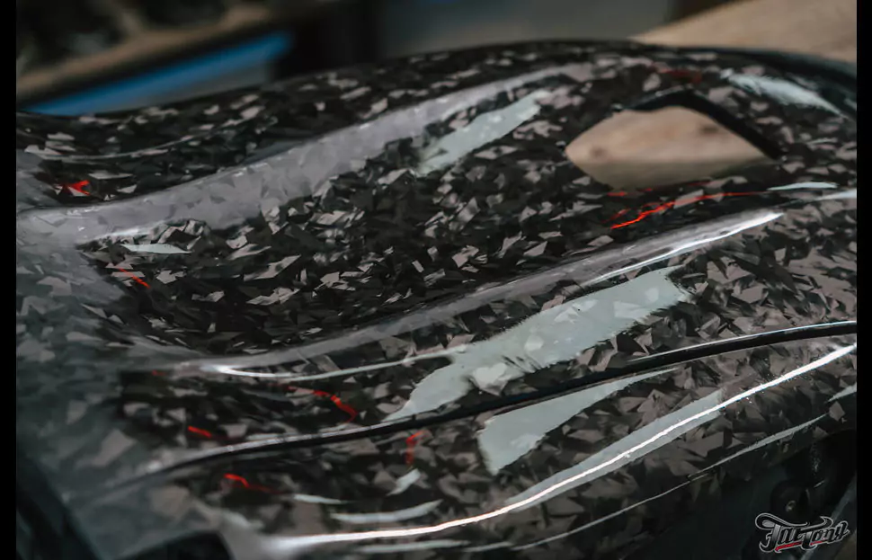 Заламинировали кованым карбоном сиденья от Mercedes-AMG GT и установили их в Mercedes W211