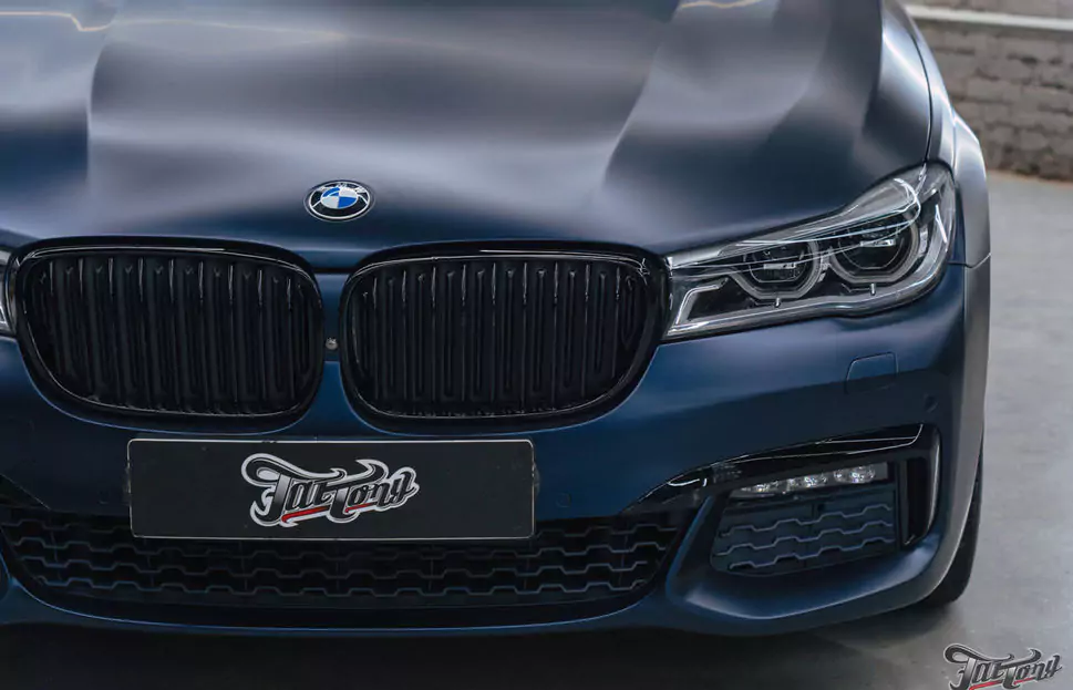 Оклейка BMW 7 в матовый винил и полиуретан. Антихром, окрас дисков и суппортов. Детейлинг