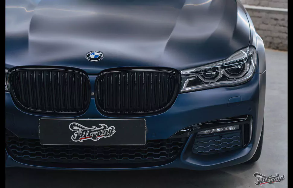 Оклейка BMW 7 в матовый винил и полиуретан. Антихром, окрас дисков и суппортов. Детейлинг