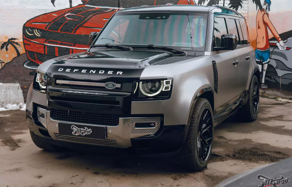Необычный дизайн для Land Rover Defender! Оклейка в черный глянец+серый мат. Шумоизоляция дверей и Шиномонтаж на вибростенде на стендах Hunter