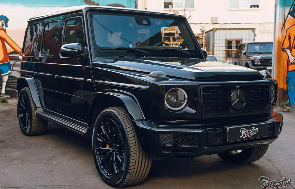 Побортная стереосистема с двумя усилителями на Mercedes G-class. Карбон в салоне. Полировка и керамика кузова, оклейка лобового стекла