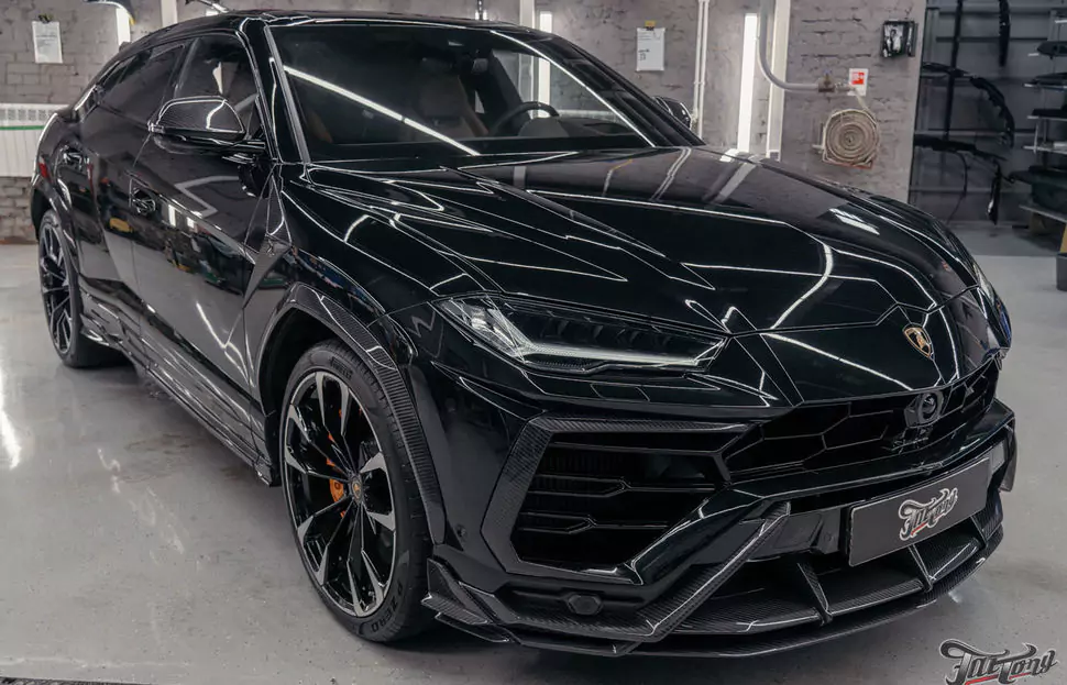 Ламинация элементов салона карбоном в шикарном Lamborghini Urus