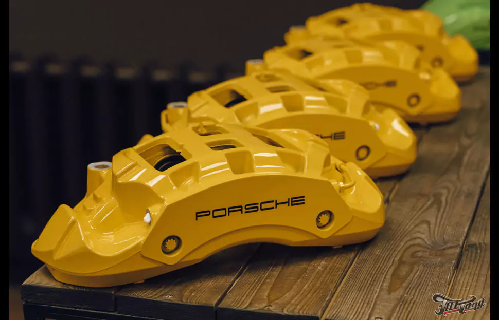 Сразу два комплекта суппортов для Porsche Cayenne в ярко-желтом цвете и с логотипами!