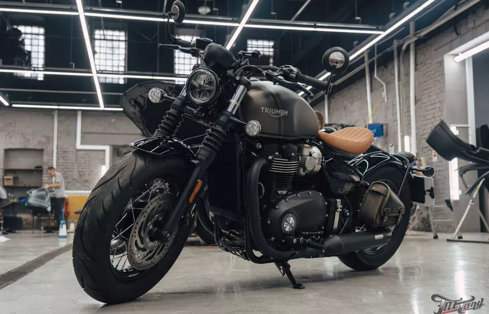 Поработали над выхлопной системой Triumph Bonneville Bobber 1200 и перешили на него сиденье