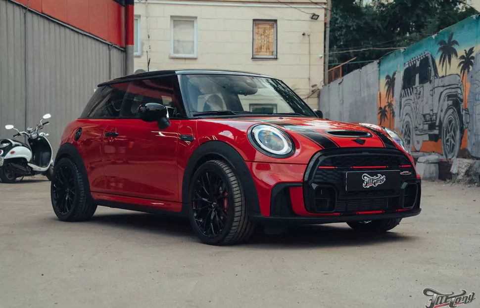 Оклейка Mini John Cooper Works глянцевым полиуретаном, наклейки на кузов, комплексная шумоизоляция, установка новых дисков, керамика дисков и суппортов