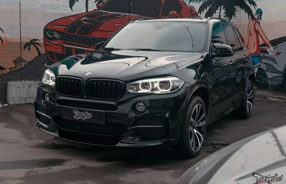 Ремонт губы переднего бампера и диффузора заднего бампера на BMW X5. Оклейка полиуретаном, детейлинг, правка и окрас дисков