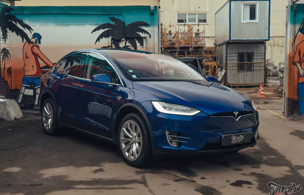Оклеили Tesla Model X в невероятный сине-фиолетовый винил от компании KPMF