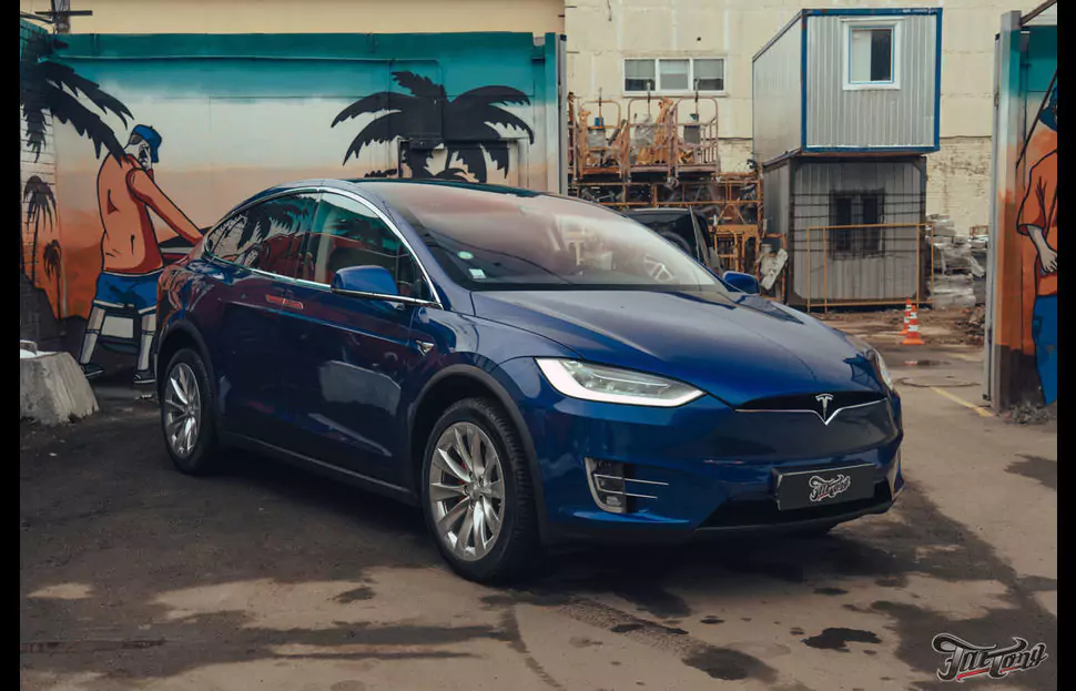 Оклеили Tesla Model X в невероятный сине-фиолетовый винил от компании KPMF