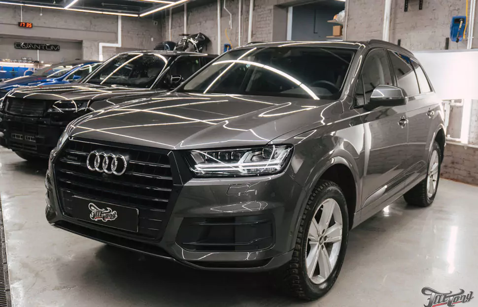 Оклейка зон риска Audi Q7 в глянцевый полиуретан и химчистка передних сидений