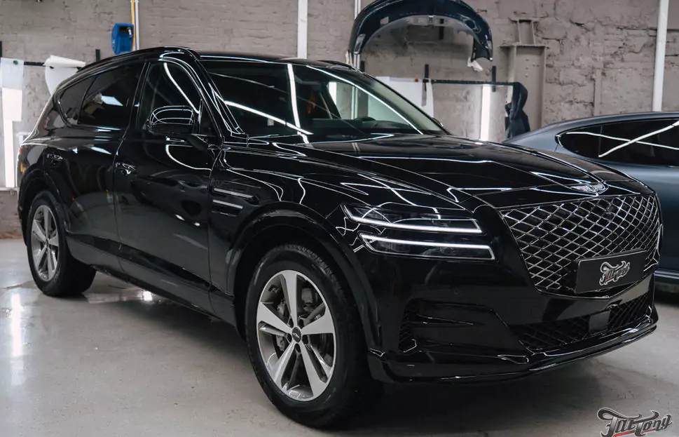 Оклейка Genesis GV80 в глянцевый полиуретан и антихром экстерьера