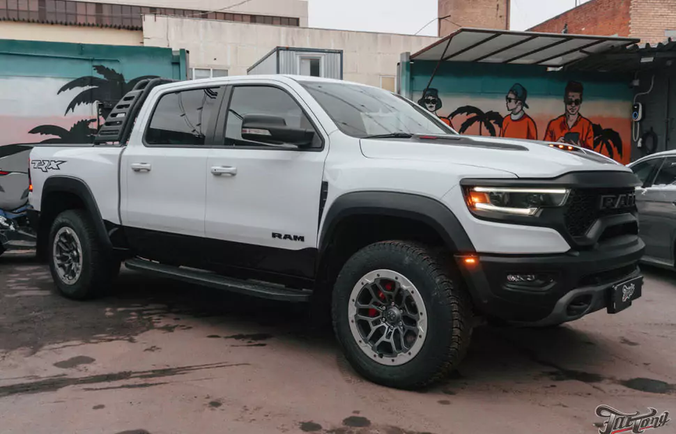 Установка усиленной тормозной системы Brembo на переднюю ось RAM TRX