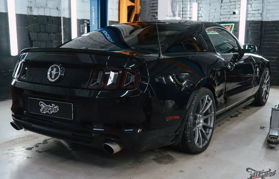 Техническое обслуживание Ford Mustang, установка усиленной тормозной системы, окрас и керамика дисков
