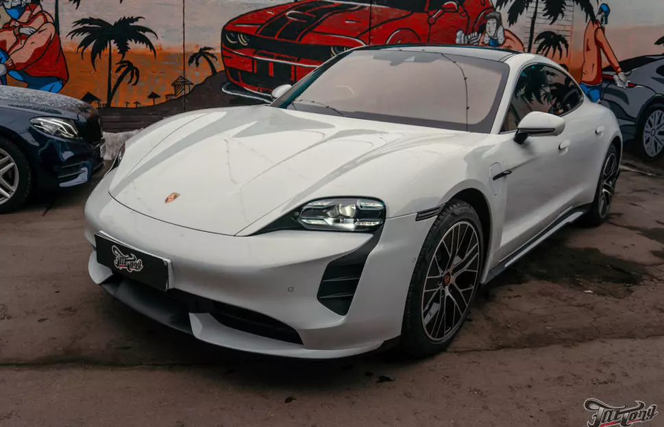 Цветные ремни и частичный окрас для Porsche Taycan