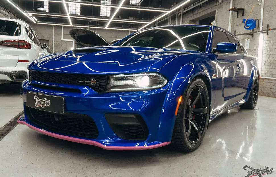 Защитили шикарный цвет Dodge Charger полиуретаном. Окрасили расширитель и насадки выхлопа, провели ТО, установили видеорегистратор