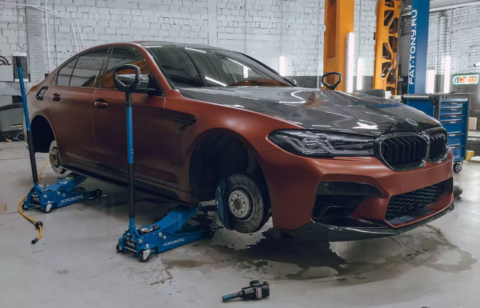 Фирменный Шиномонтаж на вибростенде на стендах Hunter для BMW 5
