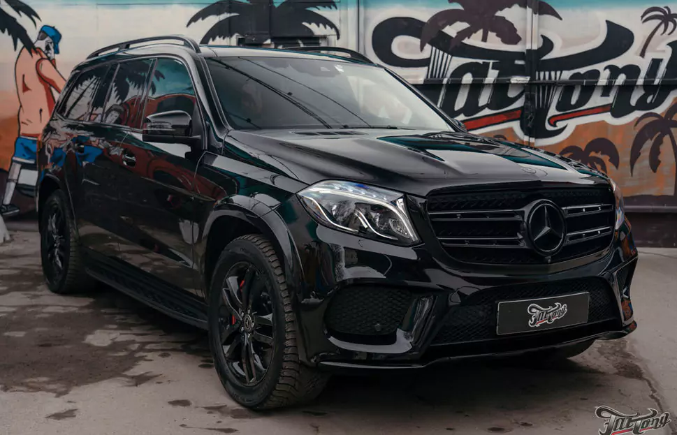 Огромный комплекс работ по Mercedes GLS: комплексная шумоизоляция, антихром, окрас дисков и суппортов, пошив руля, оклейка, детейлинг, ТО