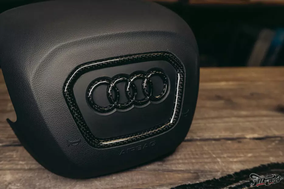Ламинация карбоном значка и рамки с накладки подушки безопасности Audi