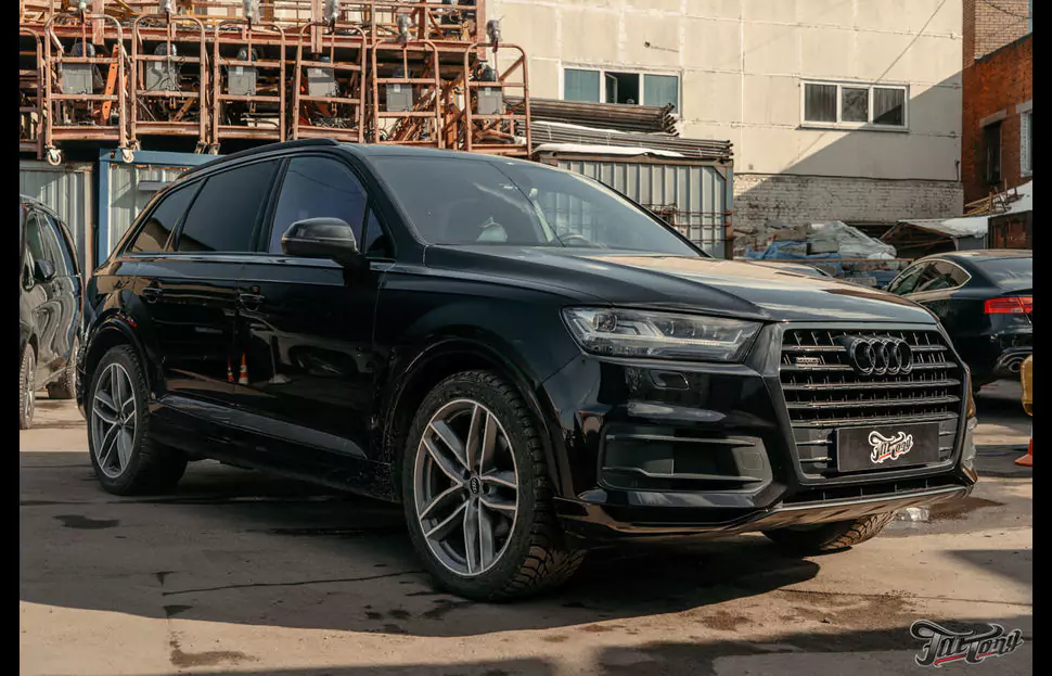 Окрас насадок выхлопа Audi Q7 в черный глянец