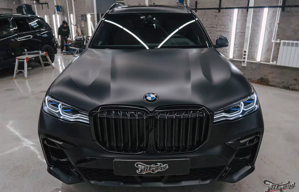 Оклеили BMW X7 в матовый полиуретан, провели чистку салона и покрыли кожу керамикой