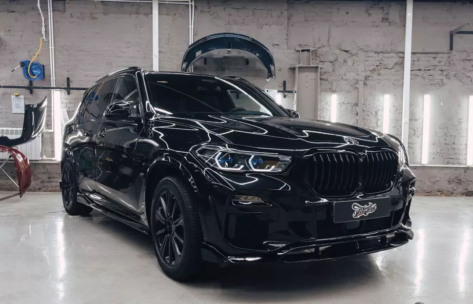 Установили на BMW X5 обвес ParadigM и новые зеркала. Окрасили диски, оклеили полиуретаном, произвели комплекс детейлинг-услуг и шиномонтаж на оборудовании Hunter