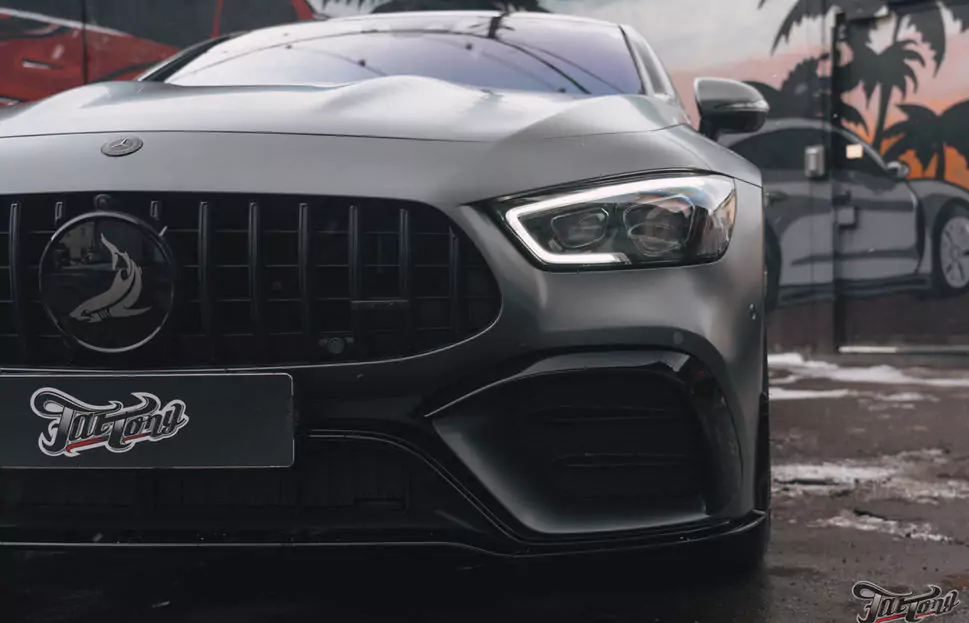 Окрас матового Mercedes AMG GT — в чем особенность? Оклейка, окрас дисков, детейлинг, установка гриля, шиномонтаж