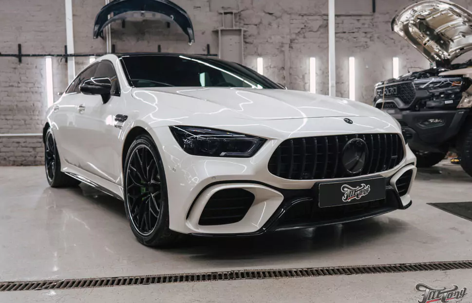 Окрасили суппорта с логотипом AMG и оклеили Mercedes AMG GT полиуретаном