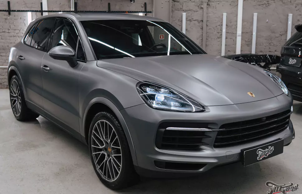 Porsche Cayenne в шикарном сером цвете: оклеили автомобиль в матовый винил!