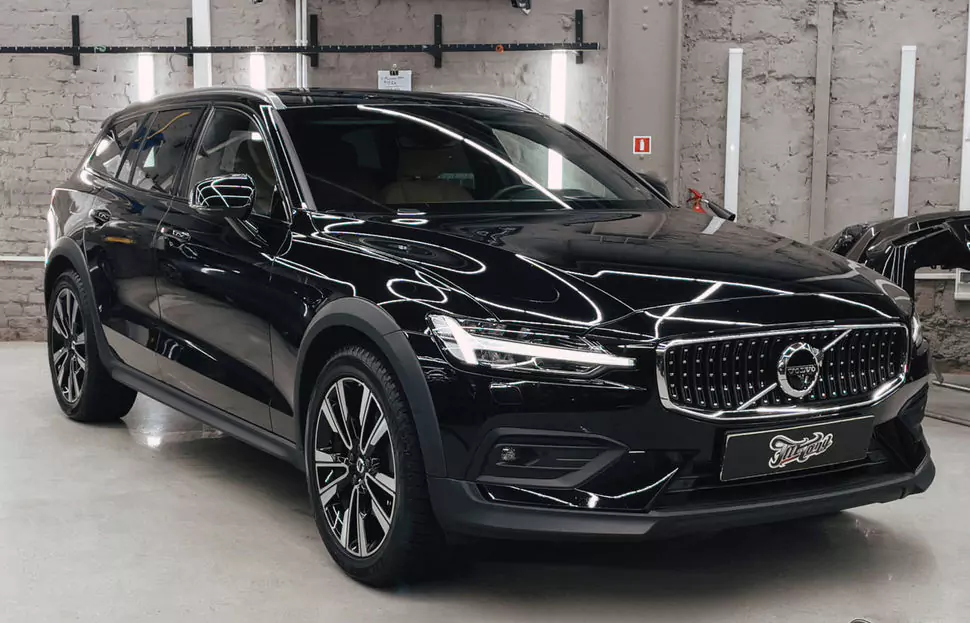 Оклейка Volvo V60 в глянцевый полиуретан