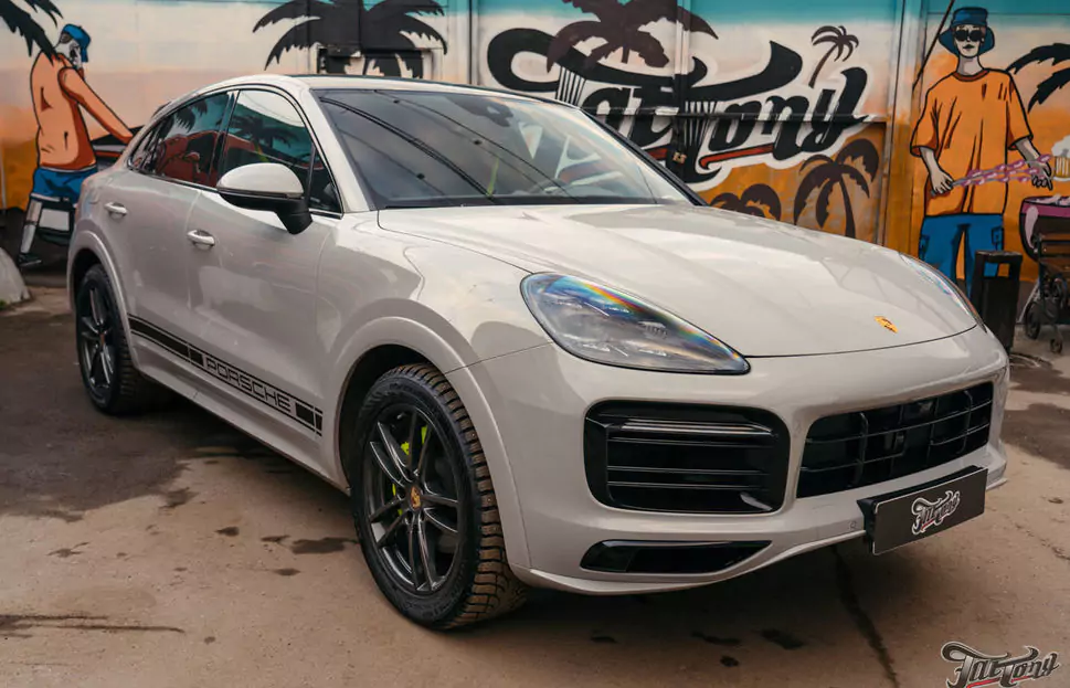 Цветные ремни, окрас суппортов и оклейка лобового стекла на Porsche Cayenne