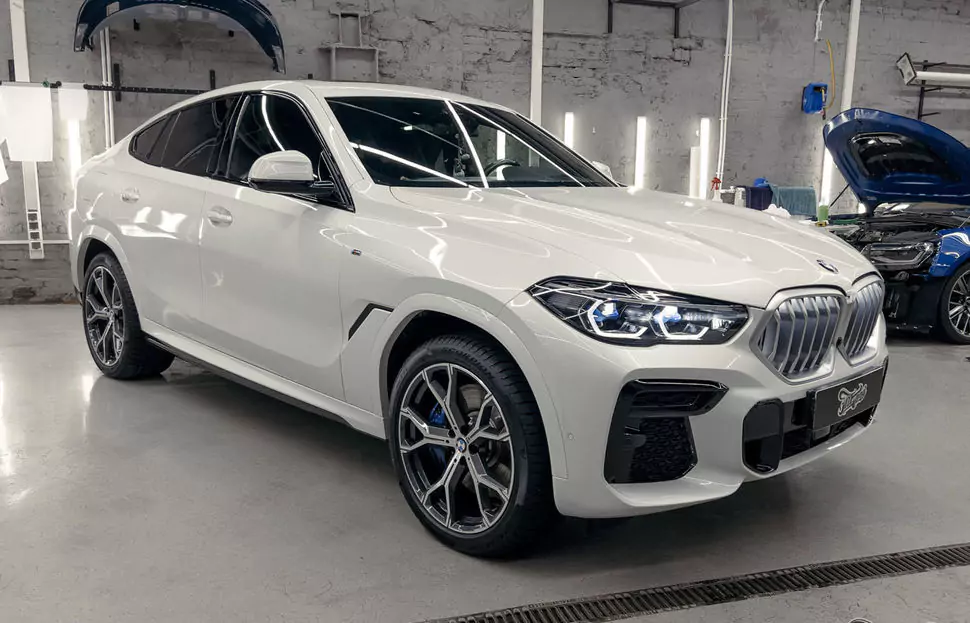 Оклеили BMW X6 глянцевым полиуретаном