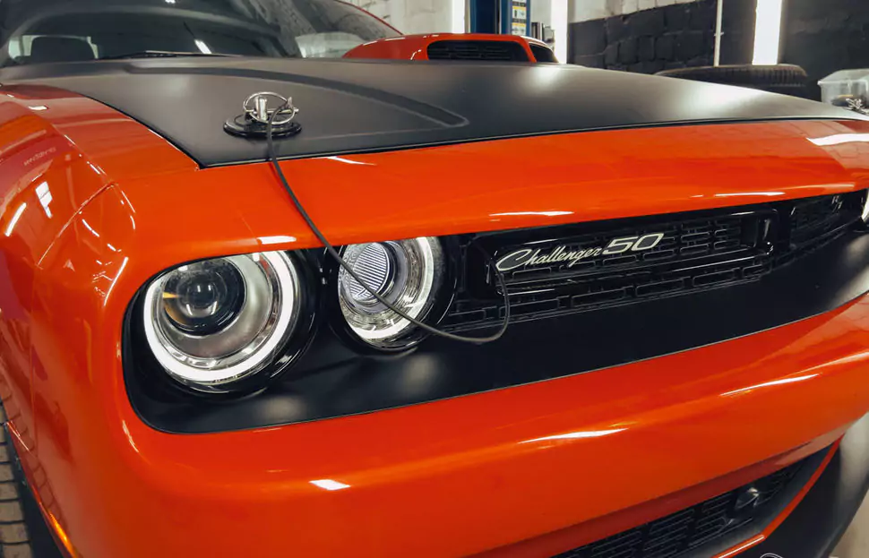 Техническое обслуживание яркого Dodge Challenger Shaker