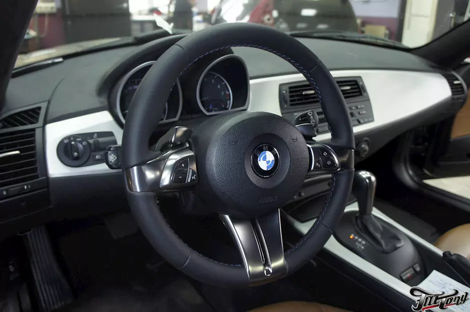 BMW Z4. Пошив руля в кожу, пошив потолка в итальянскую алькантару.