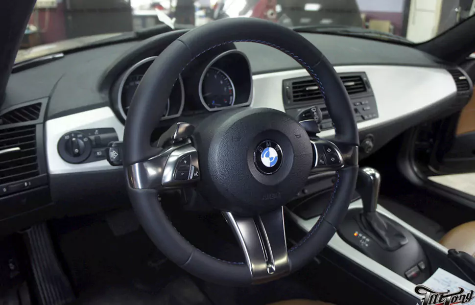 BMW Z4. Пошив руля в кожу, пошив потолка в итальянскую алькантару.